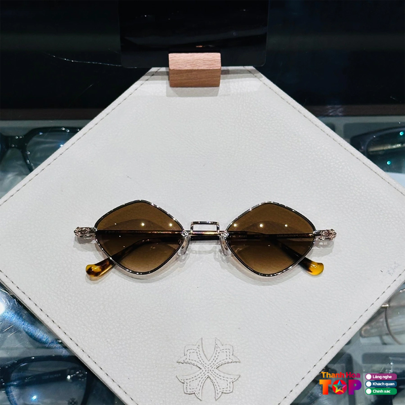 So-qua-ve-thuong-hieu-kinh-chrome-hearts