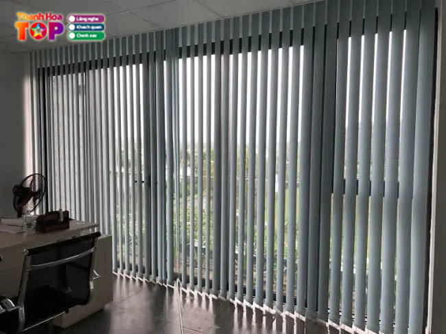 Rem-cua-my-gia-dia-chi-cung-cap-rem-nhua-la-nhua-doc-gia-re